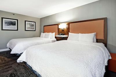 هامپتون این لکسینگتون ای 75