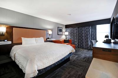 هامپتون این لکسینگتون ای 75