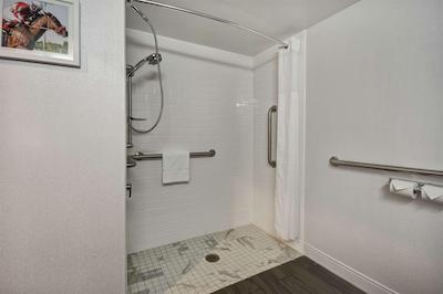 هامپتون این لکسینگتون ای 75