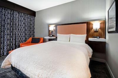 هامپتون این لکسینگتون ای 75