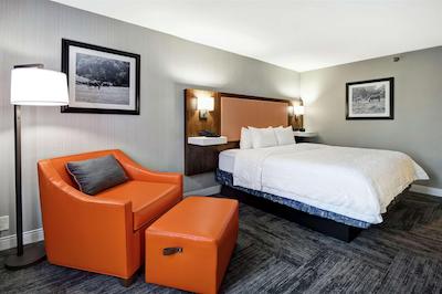 هامپتون این لکسینگتون ای 75