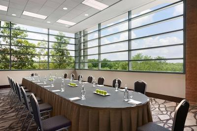 امباسی سویتز نرد چارلستون آیرپرت کنونشن