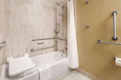 امباسی سویتز نرد چارلستون آیرپرت کنونشن