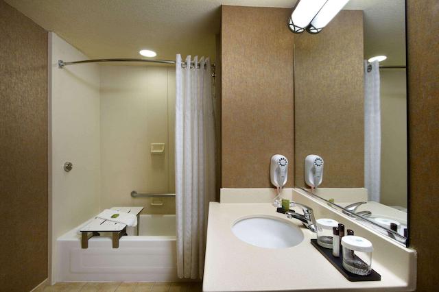 امباسی سویتز نرد چارلستون آیرپرت کنونشن