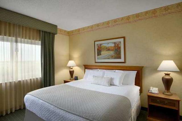 امباسی سویتز نرد چارلستون آیرپرت کنونشن