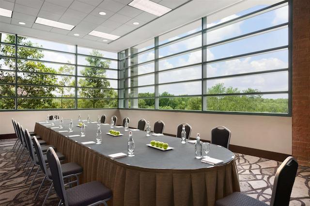 امباسی سویتز نرد چارلستون آیرپرت کنونشن