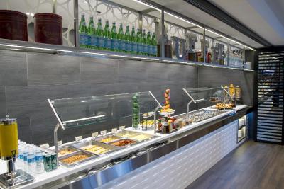 هیلتون منتریل لاوال