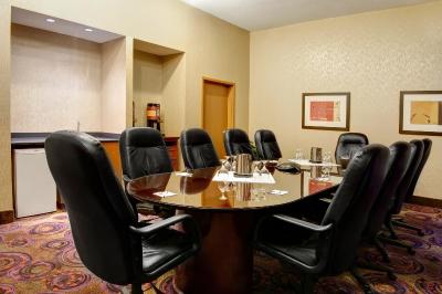 هامپتون این اند سویتز بای هیلتون لانگلی-سوری