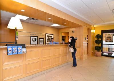 هامپتون این اند سویتز بای هیلتون لانگلی-سوری