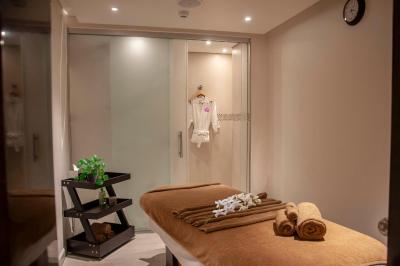 رادیسن بلو هتل اجمان