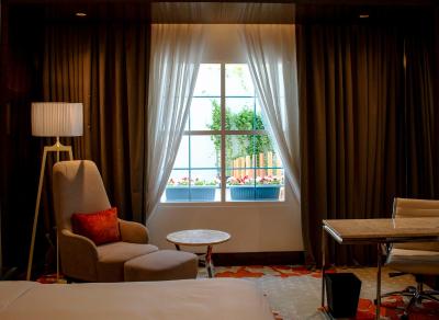 رادیسن بلو هتل اجمان