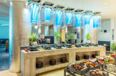 رادیسن بلو هتل اجمان