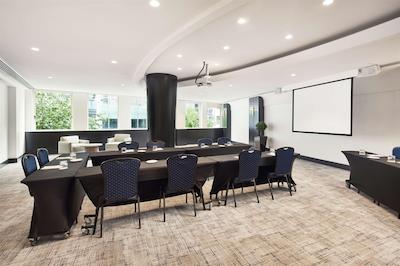 رادیسن هتل اند سویتز اسیدنی