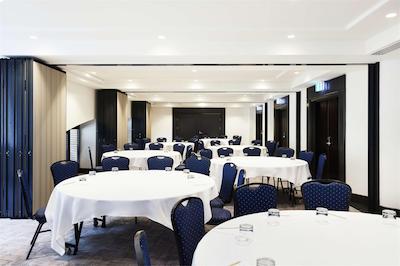 رادیسن هتل اند سویتز اسیدنی