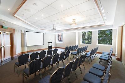 رادیسن هتل اند سویتز اسیدنی