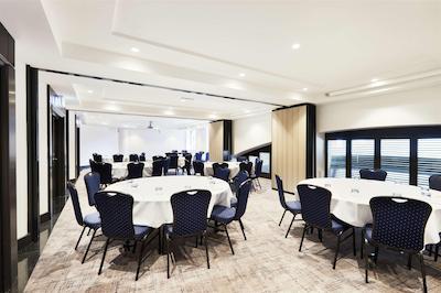 رادیسن هتل اند سویتز اسیدنی