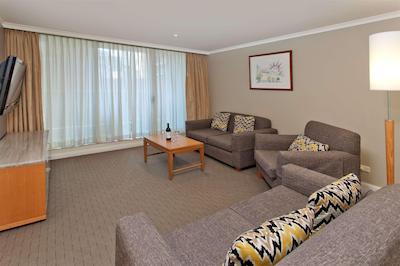 رادیسن هتل اند سویتز اسیدنی