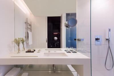 د پلازا اسئوول اوتگراف کالکشن