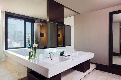 د پلازا اسئوول اوتگراف کالکشن