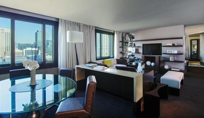 د پلازا اسئوول اوتگراف کالکشن