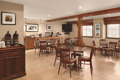 کونتری این اند سویتز بای رادیسن ساسکاتون اسک