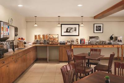 کونتری این اند سویتز بای رادیسن ساسکاتون اسک