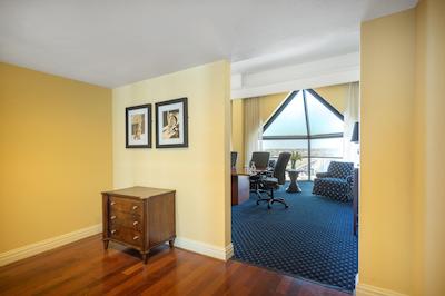 کرون پلازا هامپتون مارینا