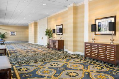 کرون پلازا هامپتون مارینا