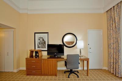 کرون پلازا هامپتون مارینا