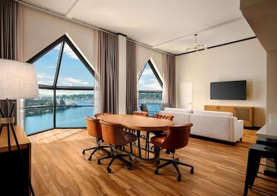 کرون پلازا هامپتون مارینا