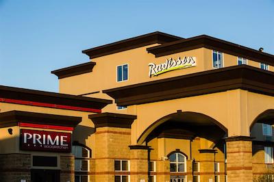 رادیسن هتل اند سویتز فرت مکمور