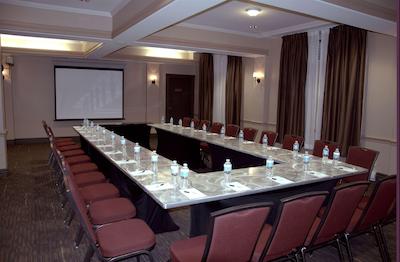 رادیسن هتل اند سویتز فرت مکمور