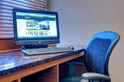 رادیسن هتل اند سویتز فرت مکمور