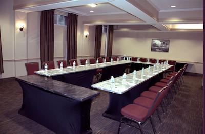 رادیسن هتل اند سویتز فرت مکمور