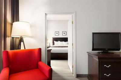 کونتری این اند سویتز بای رادیسن کیرنی ن