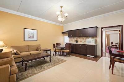 رامادا هتل اند سویتز دامام