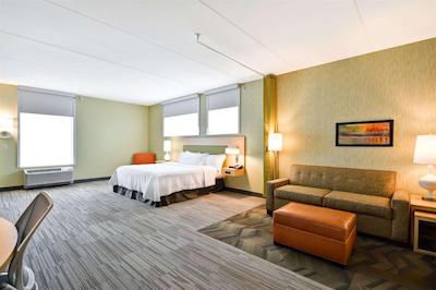 هم2 سویتز بای هیلتون چارلز تون