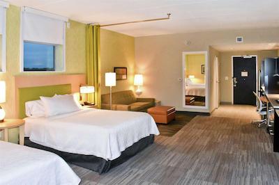 هم2 سویتز بای هیلتون چارلز تون