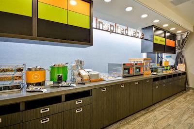 هم2 سویتز بای هیلتون چارلز تون