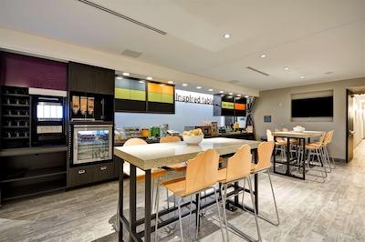 هم2 سویتز بای هیلتون چارلز تون