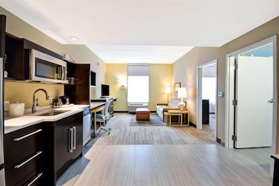 هم2 سویتز بای هیلتون چارلز تون