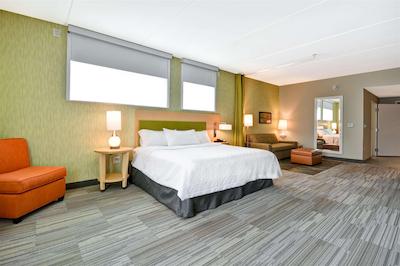 هم2 سویتز بای هیلتون چارلز تون