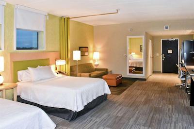 هم2 سویتز بای هیلتون چارلز تون