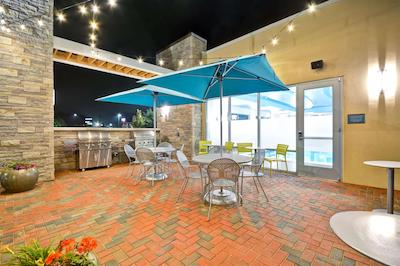 هم2 سویتز بای هیلتون چارلز تون