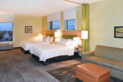 هم2 سویتز بای هیلتون چارلز تون