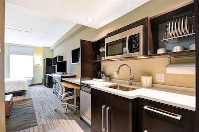 هم2 سویتز بای هیلتون چارلز تون