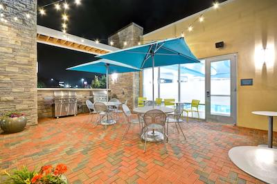 هم2 سویتز بای هیلتون چارلز تون