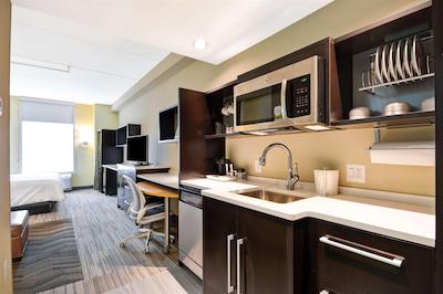 هم2 سویتز بای هیلتون چارلز تون