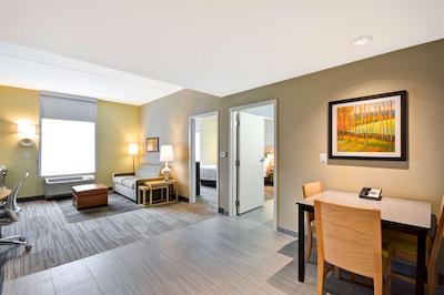 هم2 سویتز بای هیلتون چارلز تون