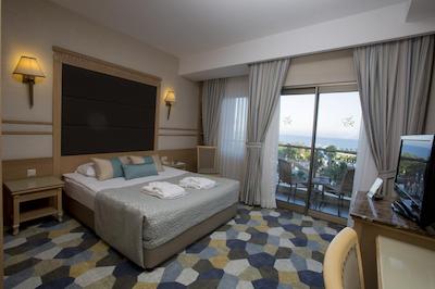 فیم رسیدنس لارا اند اسپا